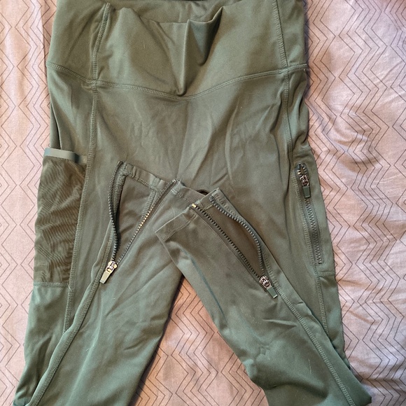 Leggings with pockets! - Picture 2 of 3